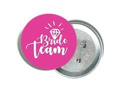 Przypinka różowa z białym napisem Bride Team i diamentem